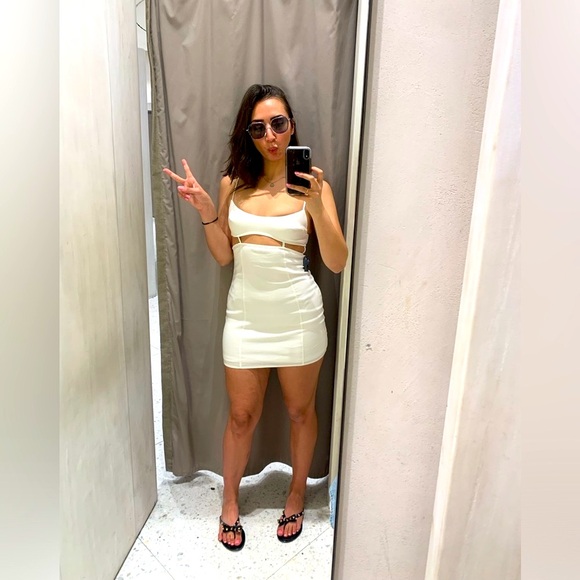 Zara Cut Out White Mini Dress with Gold Straps - Picture 3 of 3